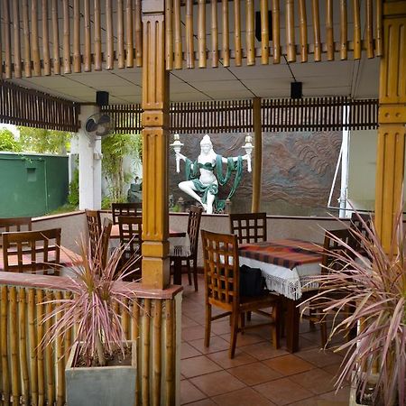 Yoho Mount Waves Hotel Colombo Exterior photo